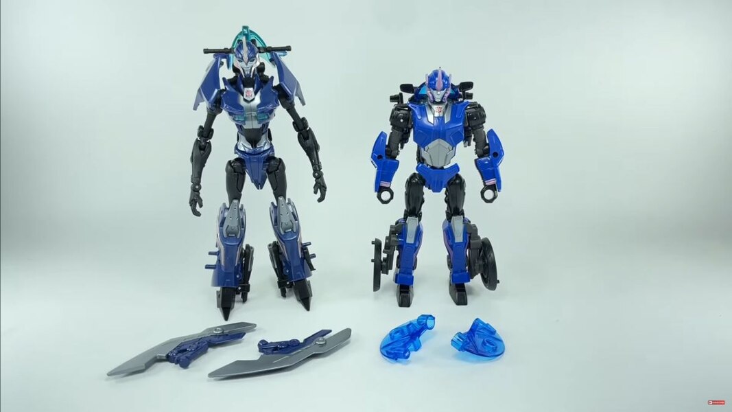 Transformers Legacy Prime Arcee In Hand Image  (23 of 23)